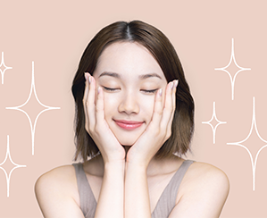 女性が頬に両手を当てている写真