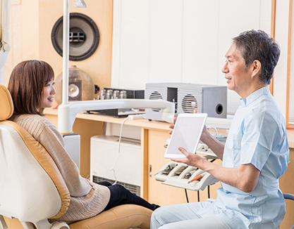 女性と医師がお話している写真