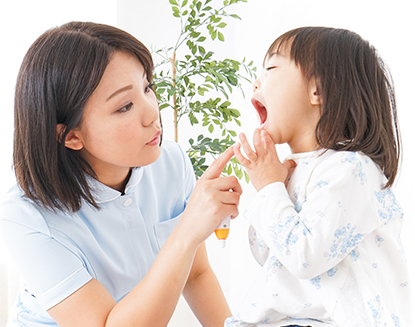 子供が治療を受けている写真