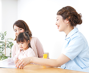 医師と親子がお話している写真