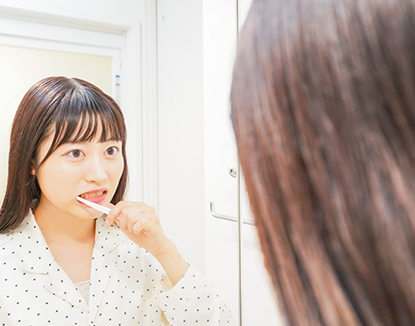 女性が歯磨きをしている写真