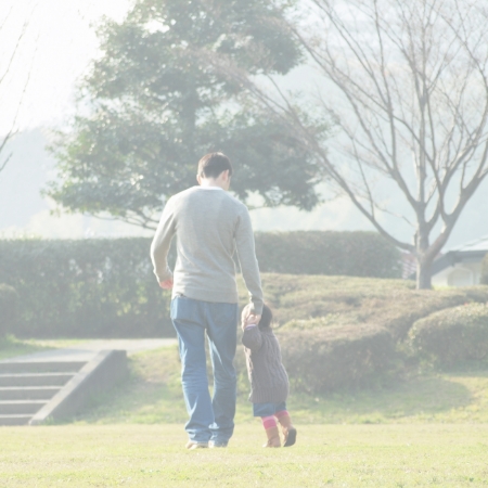 お父さんとお子さんが手を繋いでいる写真